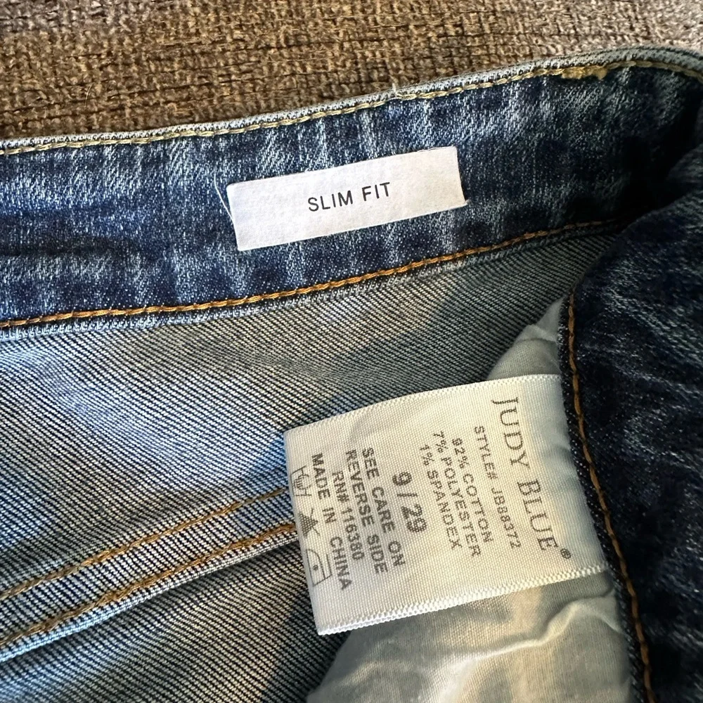 Judy Blue distressed jeans - Picture 2 of 5